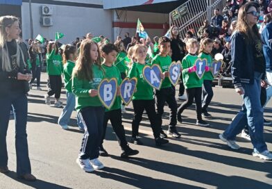 Desfile Cívico reúne cerca de 8 mil pessoas em Santa Rosa