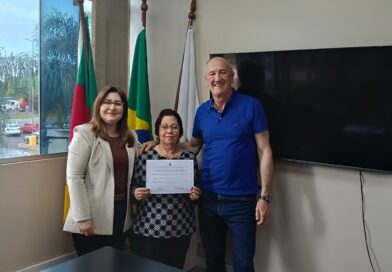 Professora é homenageada pelos 46 anos de dedicação à educação municipal de Santa Rosa Professora é homenageada pelos 46 anos de dedicação à educação municipal de Santa Rosa